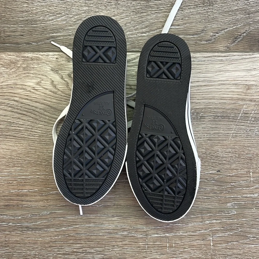 Converse girls shoes, barely worn, size 3 - Picture 2 of 2